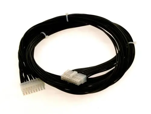 Schwarze Kabel mit mehreren Anschlüssen, die zu einer Verbindung führen. Die Anschlüsse sind für elektrische Verbindungen vorgesehen, möglicherweise von der Marke Bosch.